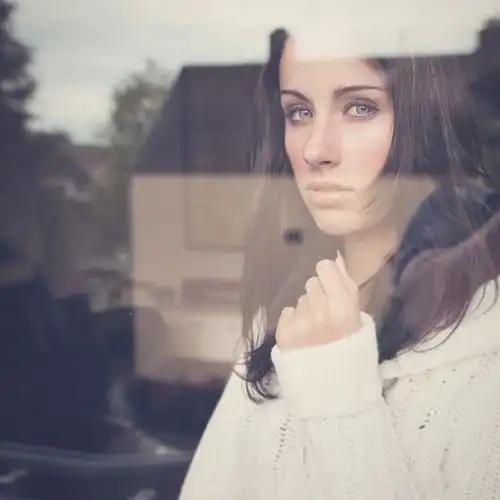 玻璃后的女人(组图)