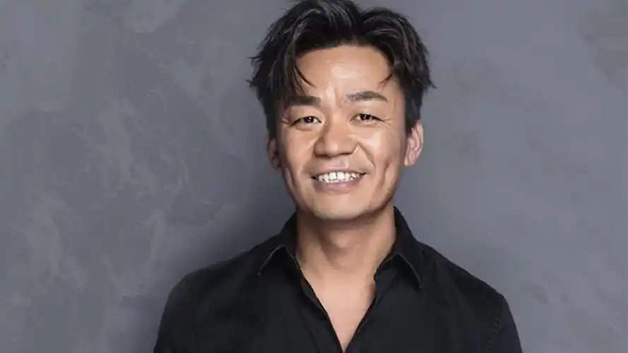 王宝强深夜和多位美女聚会!笑意不断相谈甚欢,拥抱告别好亲密