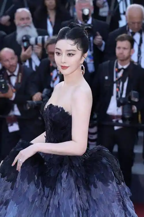 范冰冰:戛纳红毯最后一套礼服,高奢羽毛裙惊艳,看上去十分霸气_闭幕式