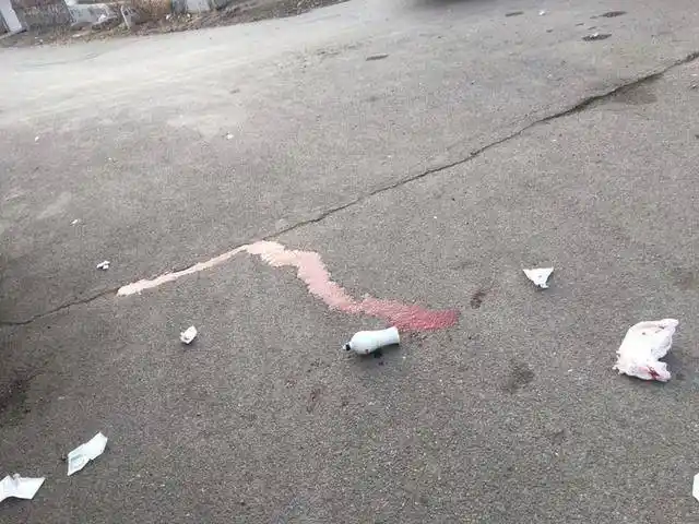 本溪男子躺街边头上地上全是血 被民警救下