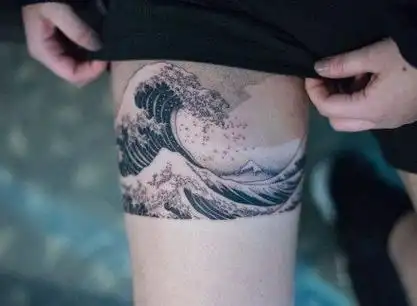 一组汹涌的海浪纹身图案