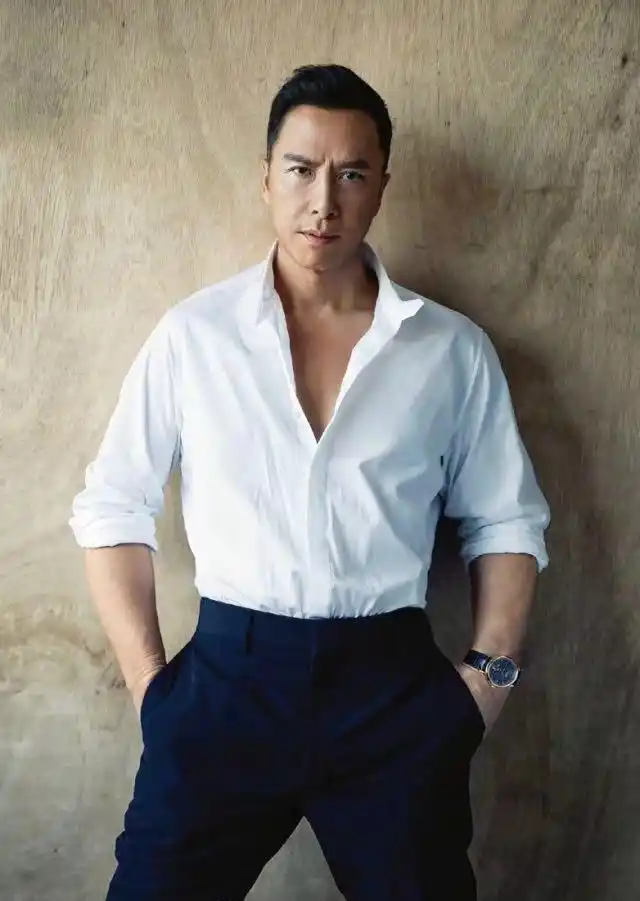 甄子丹新封面出炉,穿白色衬衣痞气十足,嘴角上扬霸气外漏_电影