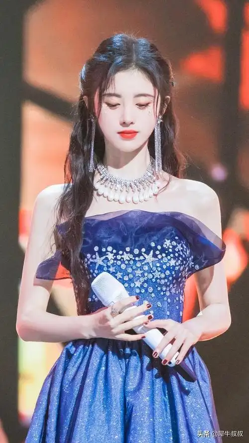 鞠婧祎蓝色星钻抹胸纱裙(鞠婧祎蓝色星钻抹胸纱裙后台霸气)-天晟网