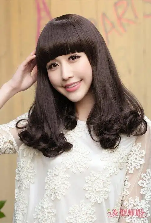 干净纯洁的女生卷烫发,粉色的发箍结合部分更加迷人,厚实斜刘海是紧跟