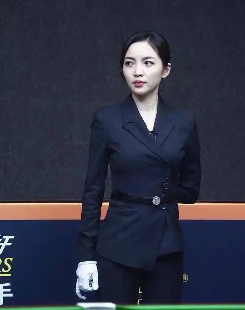 台球女神王钟瑶晒摆拍照,飒爽英姿,气质非凡,好身材一览无余!