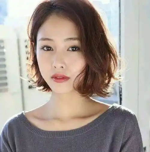 40岁的女人,剪了短发不烫很显年纪!这3种"烫发"时髦又减龄!