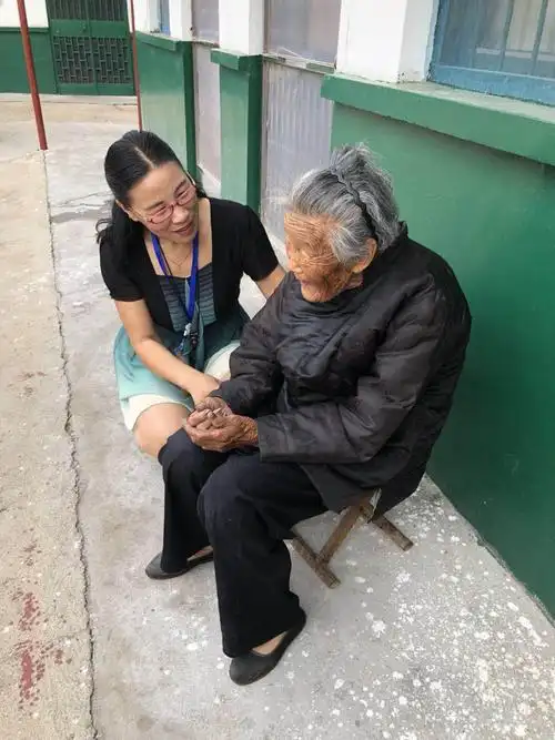 滕州市暖阳社会工作服务中心端午节为北辛敬老院老人送温暖,祝老人