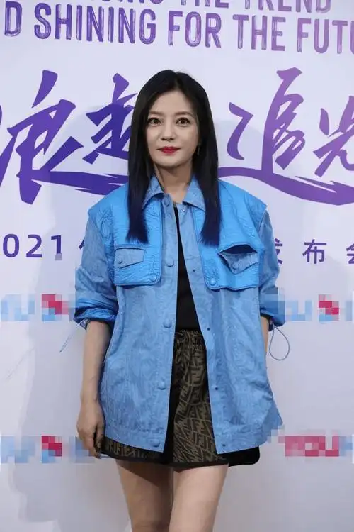 45岁赵薇近照化浓妆遮不住松弛脸蛋曾多次被爆烟不离手