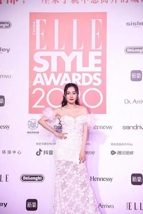 杨幂手拿温柔纸看穿搭确实挺温柔穿淡粉色礼服温柔优雅