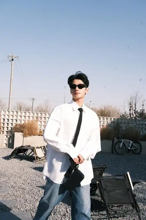 杨洋三月营业照##杨洋衬衫男大感