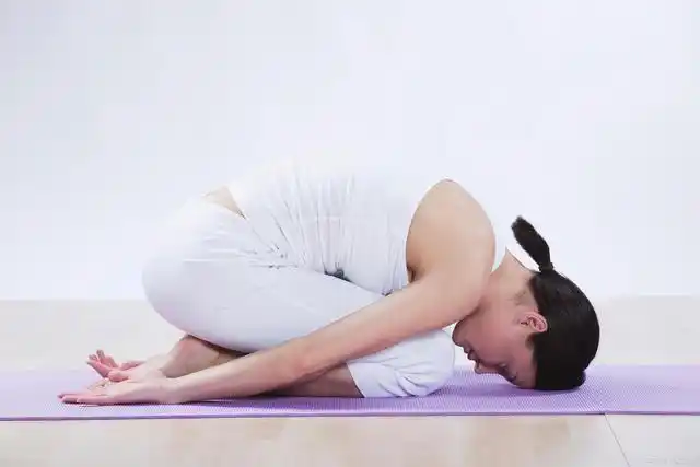 为什么练瑜伽跪姿时,臀部无法坐在脚后跟上?