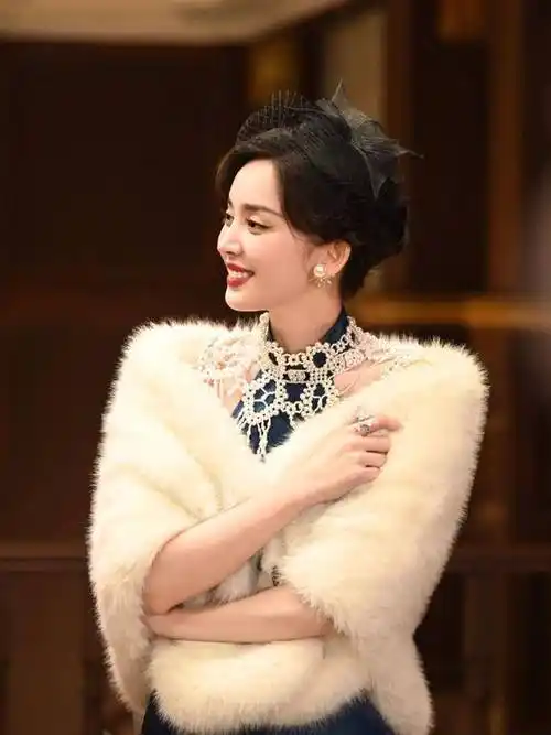 古力娜扎化身孔雀仙子,清扬婉兮展现旗袍魅力!造型惊艳全场!