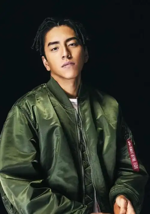 王大陆辟谣结婚传闻晒戒指照引发热议新恋情再添疑云