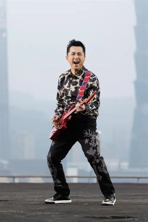 61岁庾澄庆参加6岁女儿毕业典礼称每次都会想哭近状曝光苍老许多