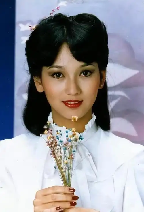 回顾赵雅芝的3个麒麟子:小儿子继承衣钵,长子次子个个让她骄傲