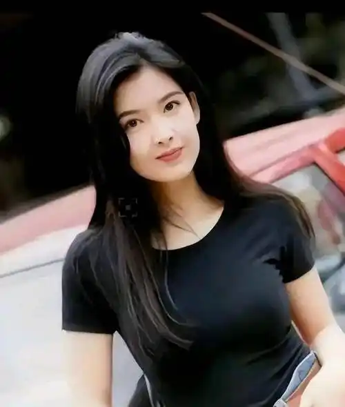 54岁周慧敏罕晒侧颜照,皮肤白皙精致,一头碎发显年轻