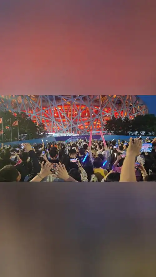 五月天演唱会今晚鸟巢开唱歌迷场外一起大合唱