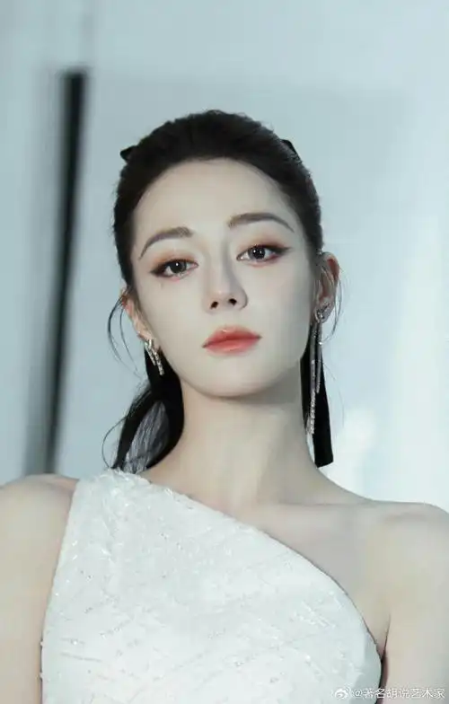 置顶#迪丽热巴这发际线#  迪丽热巴今日活动图来了,这头颅比太完美了