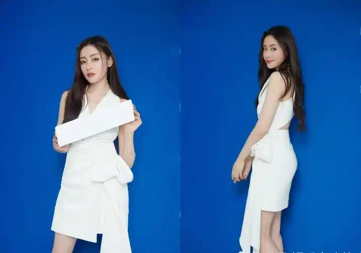 脚踩白色高跟凉鞋秀出了一双细长美腿;张天爱的这身不规则白裙不仅