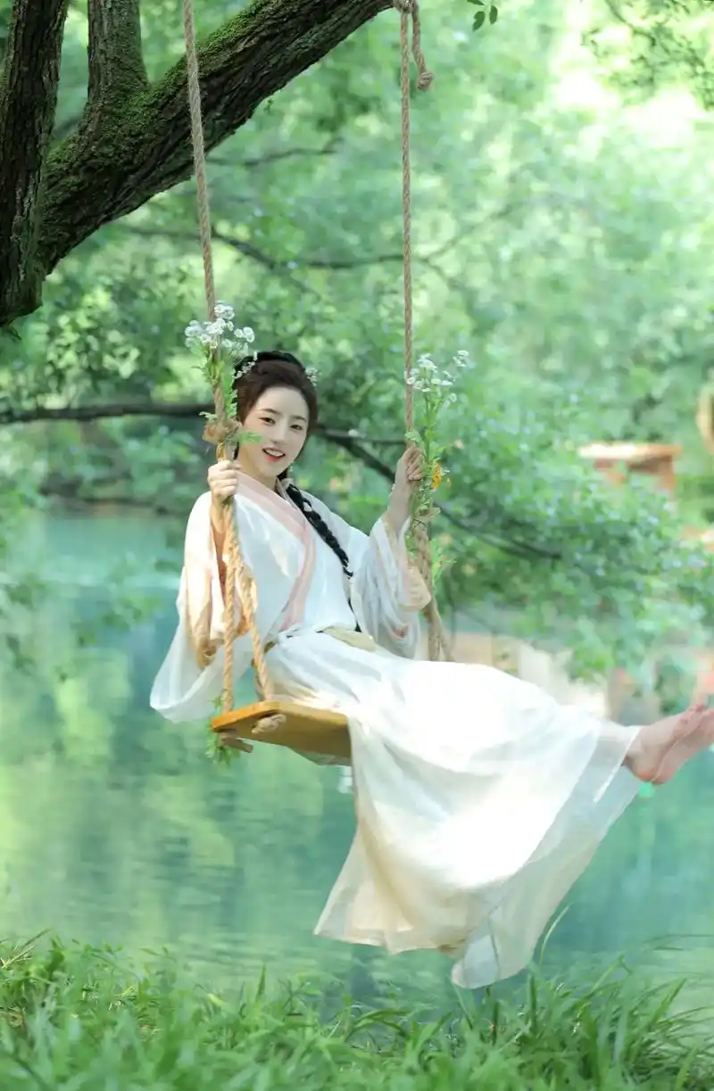 "春有约,花不误"—— 分享一个快乐牙牙@张浩昕  #人像摄 - 抖音