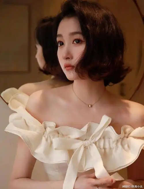 关晓彤穿白色露肩花朵裙 短发造型俏皮可爱