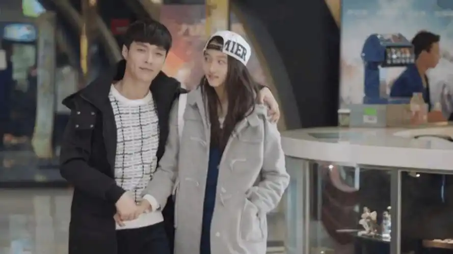 张艺兴评价关晓彤很难追是个怎么撩也撩不到的妹