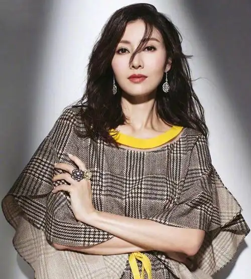 49岁李嘉欣重现香港八十年代经典复古风这波致敬有诚意啦