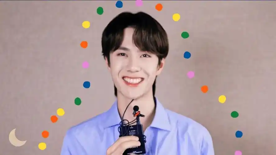 "这样啊,那我们可以做朋友吗" 王一博回以笑容,嘴角露出可爱的小括号