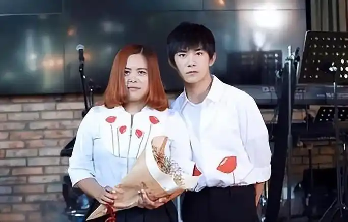 回顾大儿子影帝小儿子破世界纪录易烊千玺的妈妈有多厉害