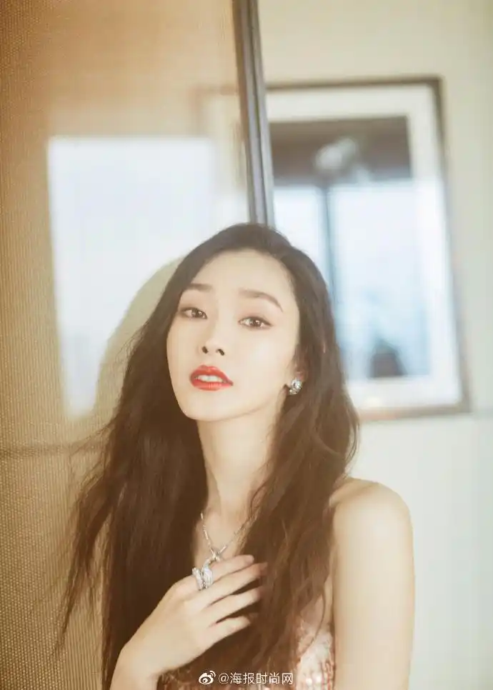 海报星图演员@宋轶xiaoyiyi最新两身活动造型:裸粉色亮片流苏连衣裙温