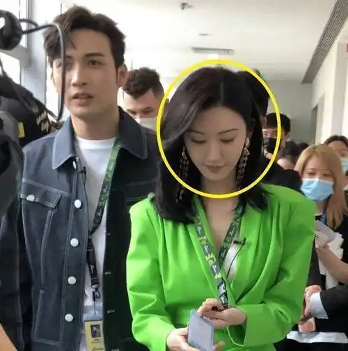 《司藤》扫楼生图:景甜穿荧光绿却白到发光,张彬彬的大头抢镜_镜头