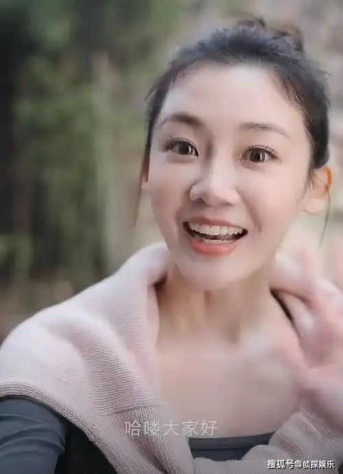 原创郑恺老婆挑战高难度瑜伽轻松完成空中一字马身材纤瘦又美又飒