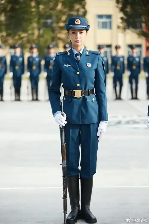 组图:明星建军节晒军装照致敬 范冰冰吴京黄子韬hin帅气