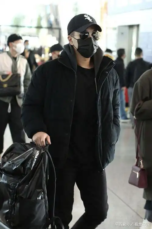 刘恺威自推行李大步赶路显繁忙,戴帽配墨镜造型低调十足