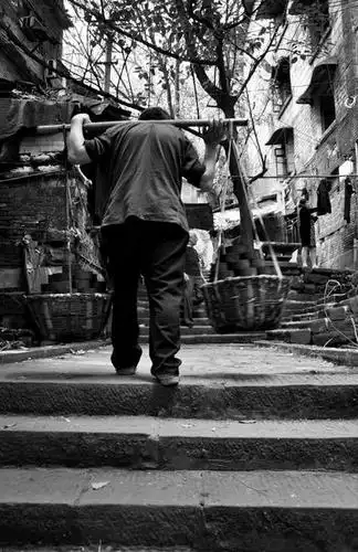 一步一个台阶地往上爬,常年的担子压驼了背,他却撑起了一家人的生活