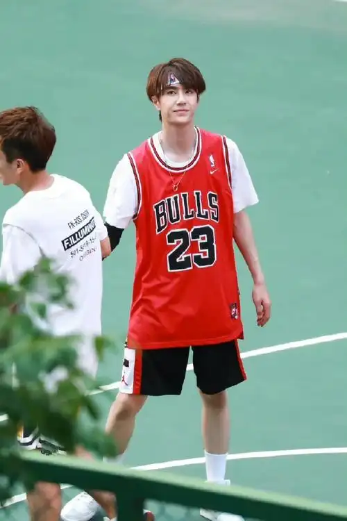 来看看是不是你暗恋的校草出来打篮球了,好像叫季向空@uniq-王一博