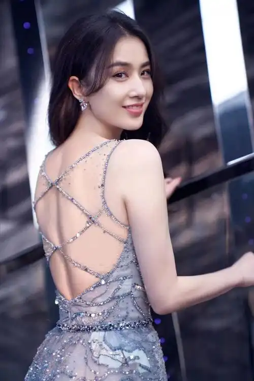 40岁的@黄圣依 最近写真曝光,在海风和晚霞中浅笑嫣然,果然年龄对于女