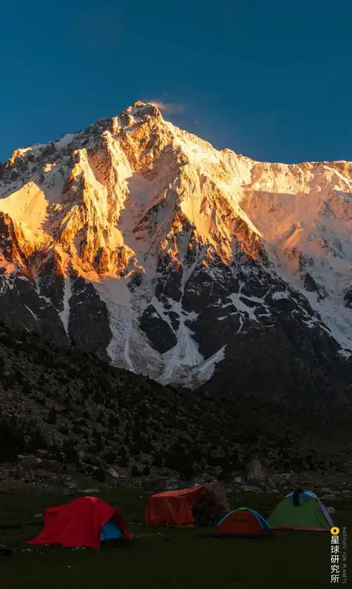 九高峰这9座8000m级独立山峰都集中于主脊中段▼(道拉吉里峰东北坡面