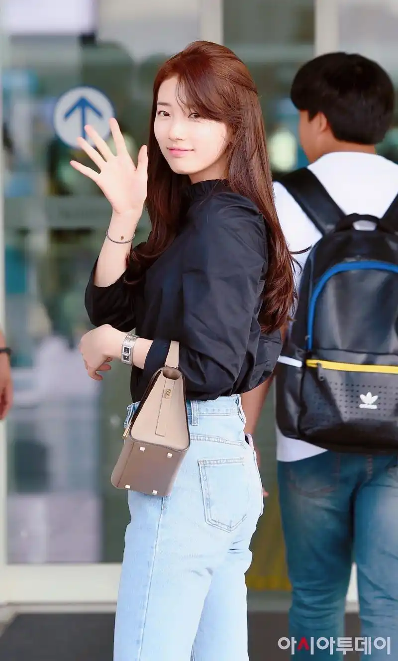 裴秀智现身机场,黑衣配牛仔裤,向粉丝摆手致意