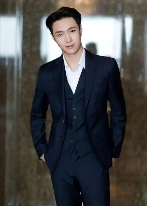 张艺兴很瘦这就是女生喜欢的身材穿衣显瘦脱衣有肉