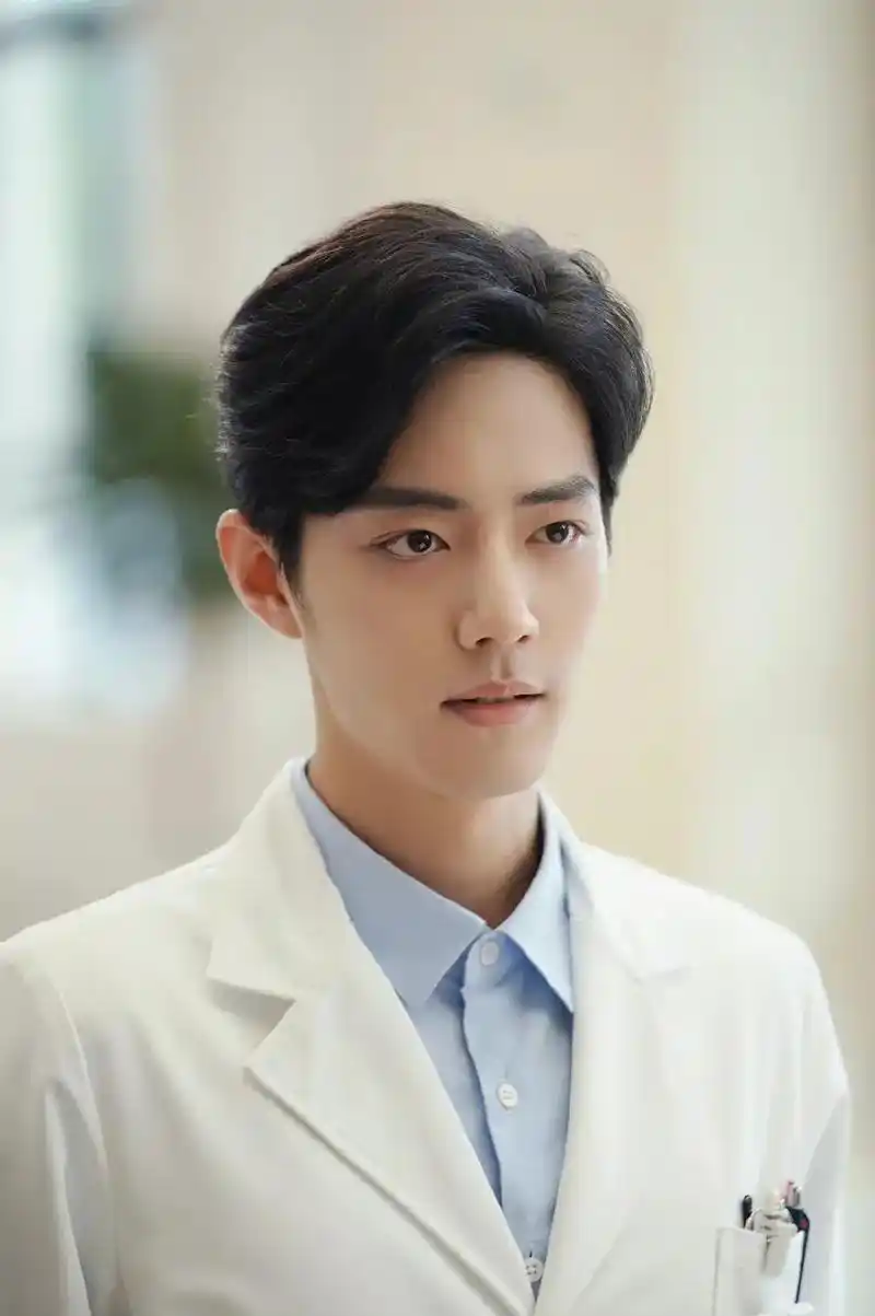 肖战的白大褂绝绝子,顾医生认真负责,帅气还会看病!哈哈,温柔 - 抖音