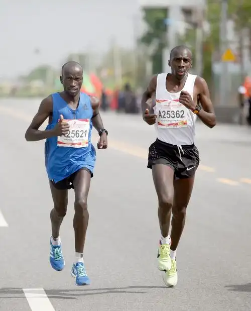 2千余名来自全国各地的运动员参加马拉松 全程冠军来自肯利亚|马拉松|