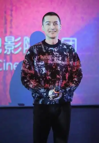 原创胡歌这寸头剪对了印花卫衣减龄显活力穿小白鞋37岁还像大男生