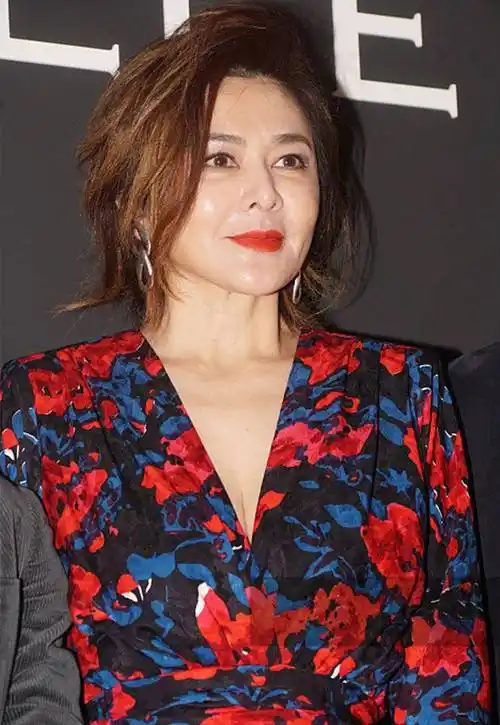 57岁关之琳真老了,穿碎花裙脸部皱纹明显,脖子青筋严重暴露老态_黑色