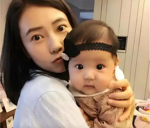 45岁高圆圆现状:带女儿逛公园被偶遇,5岁女儿长发飘飘