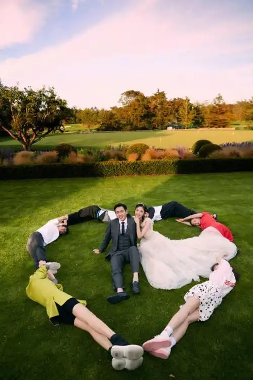 办婚礼不忘"耍宝"?张若昀伴郎团遭调侃,逗趣合影"撞款"二哈