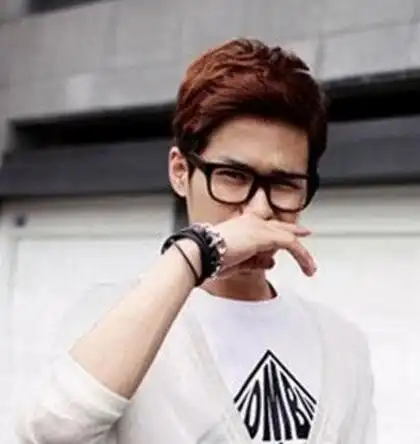 厚重式的斜刘海发型,这是一种极懒散凌乱发型,男生露着额头,看着是就