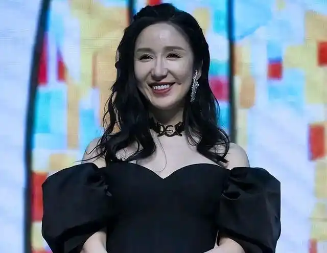 娄艺潇颜值"回春",照片中的她穿着民族服饰,状态看起来超好