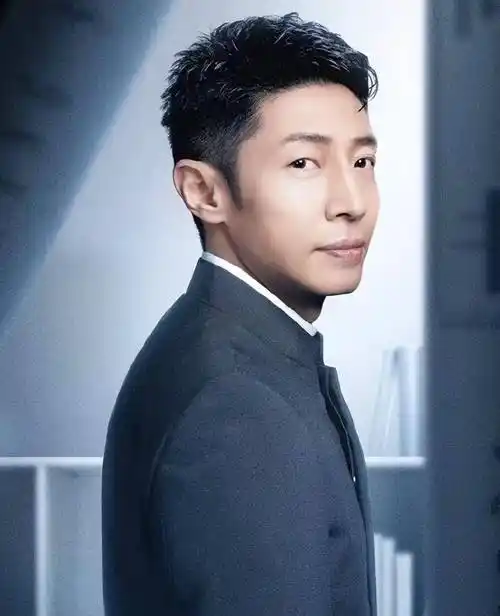 央视主持人撒贝宁独坐机场,低头玩手机身形佝偻,背影略显落寞_节目