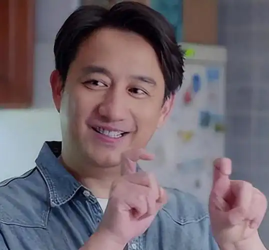 中年之后的黄磊开始发福,大肚便便,演了大量的家庭剧,出演了好几个